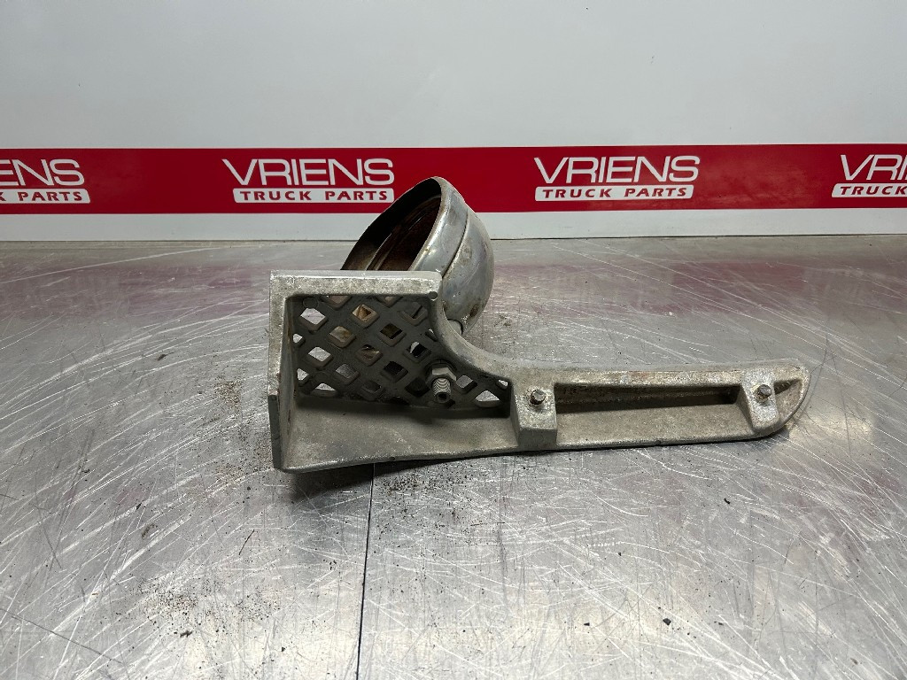 PETERBILT STEP-FENDER RH 13-01831 BOLTS BROKE OFF