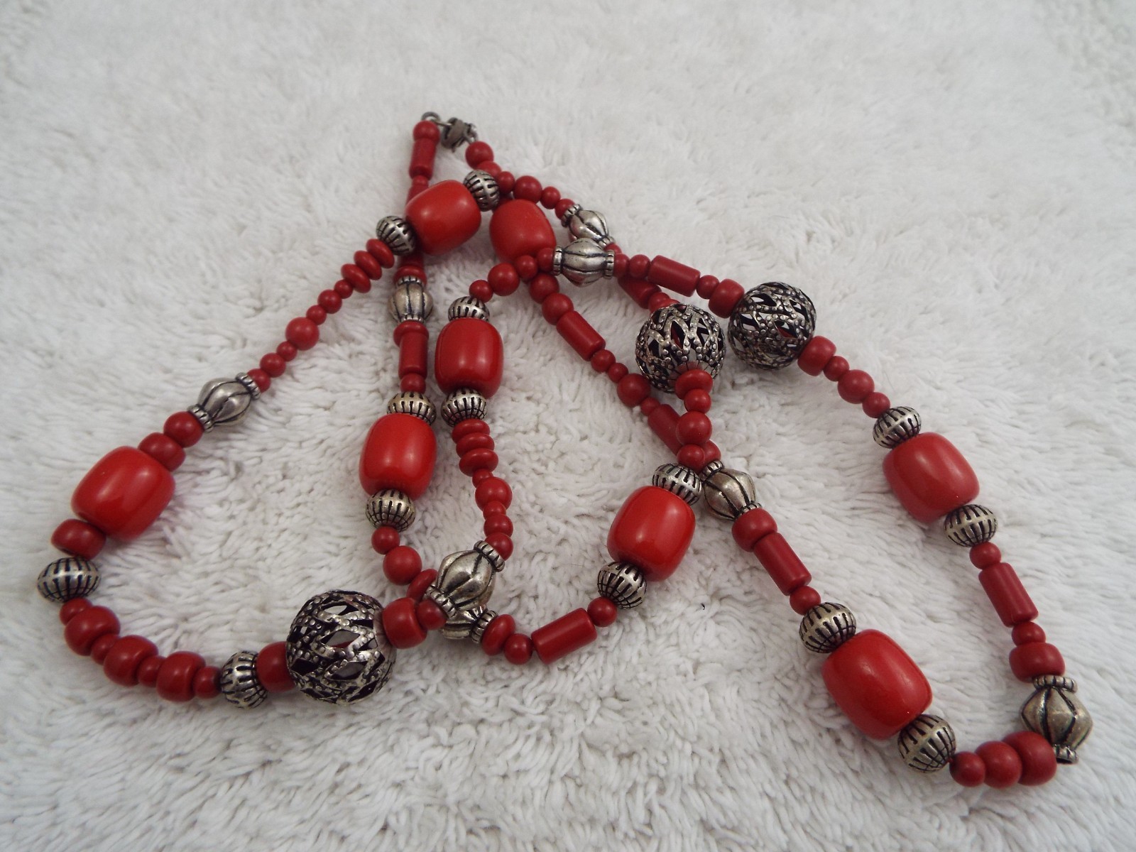 Silvertone Red Bead Necklace (A74)