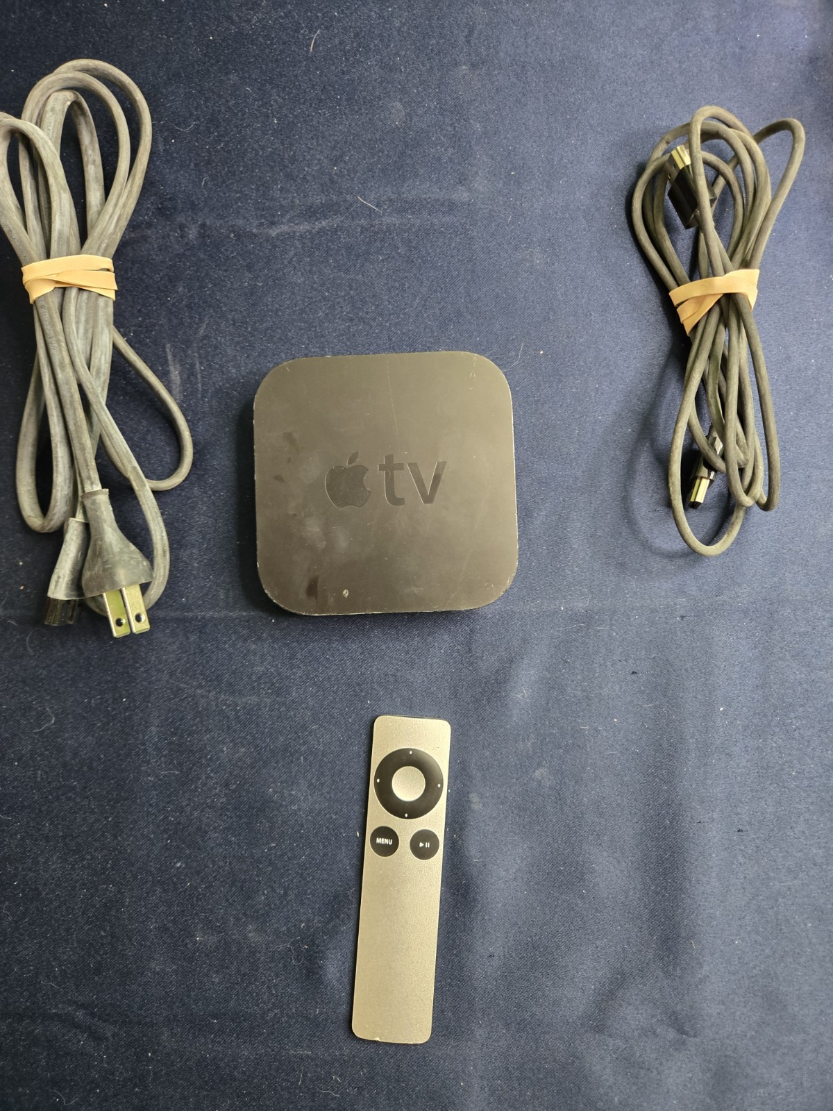 Apple TV (2nd Gen) 8GB 720p Media Streamer (A1378/MC572LL) W/Cords & Remote