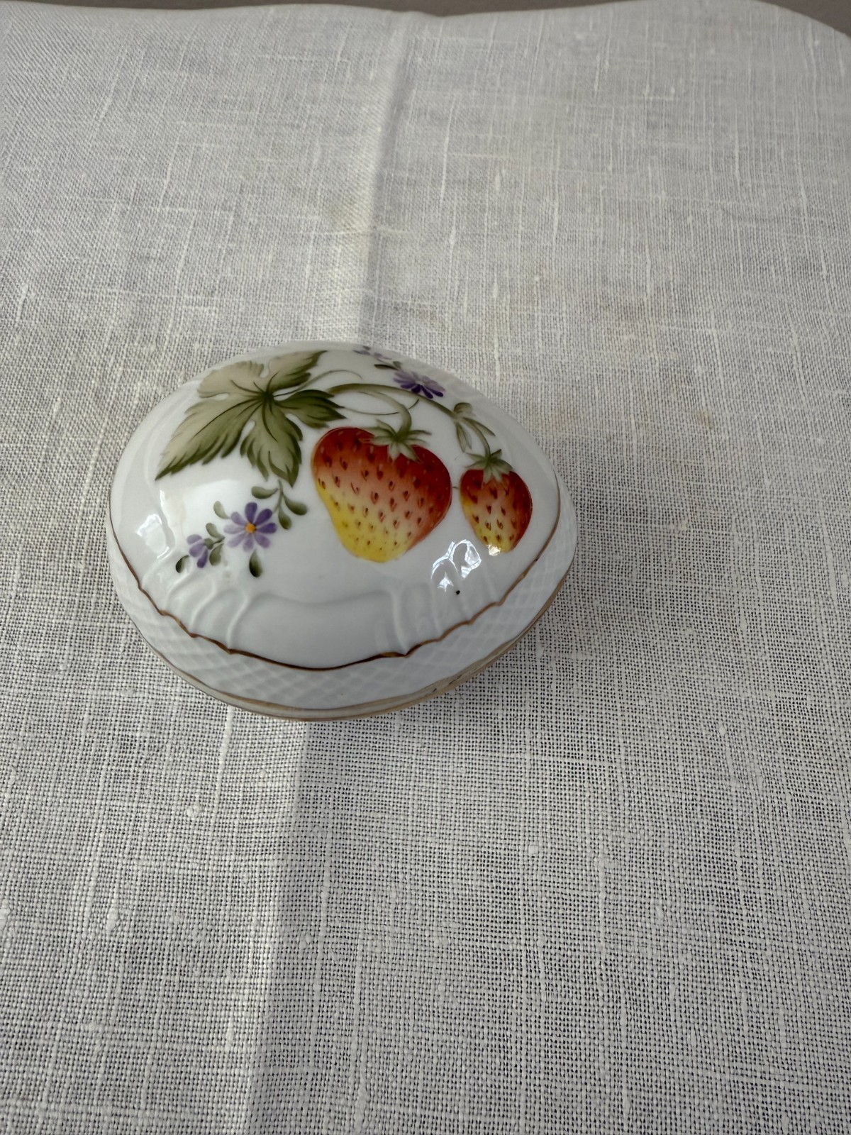 Hollóháza Sophie Porcelain Egg Trinket Box from Hungary   Mint condition.  $28