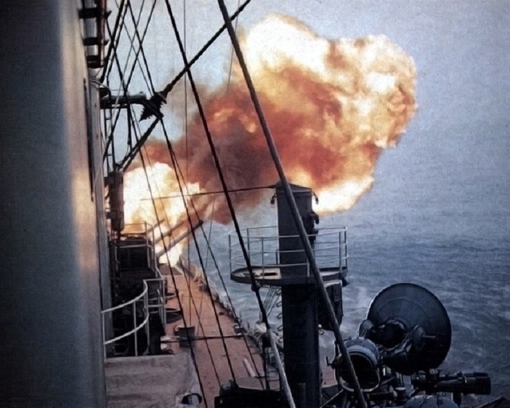 U.S. Navy Heavy Cruiser USS Newport News fires Vietnam War 8x10 Photo 742