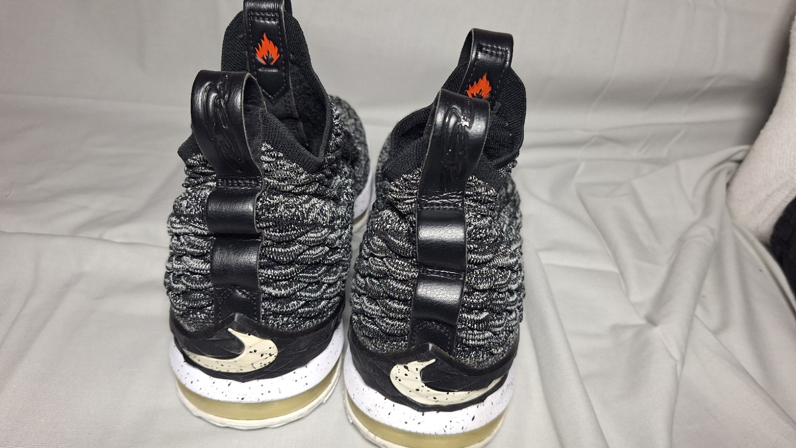 Size 10.5 - Nike LeBron 15 Ashes - 897648-002