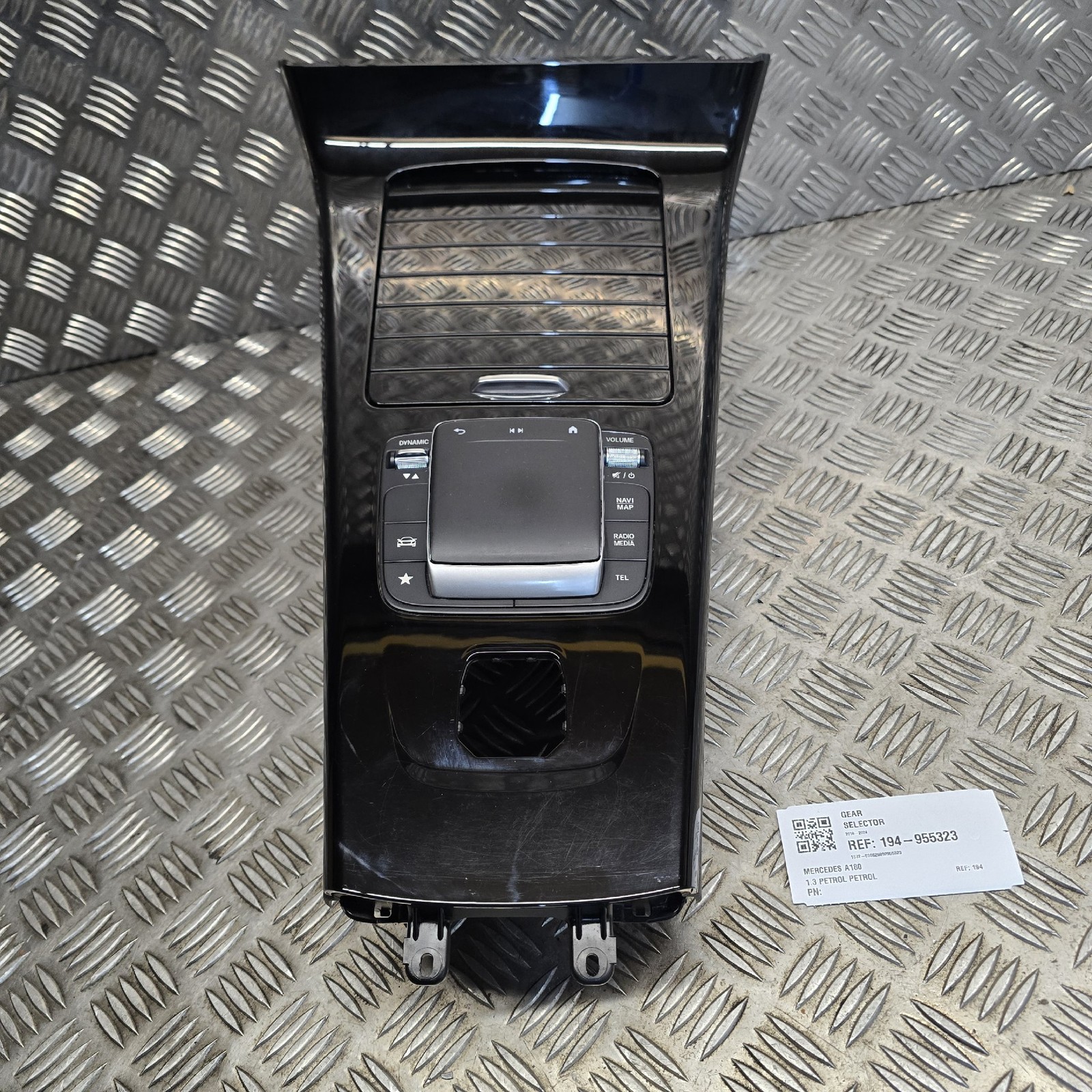 Mercedes A180 2018-2024  MULTIMEDIA CONTROL TOUCH PAD A2479003803