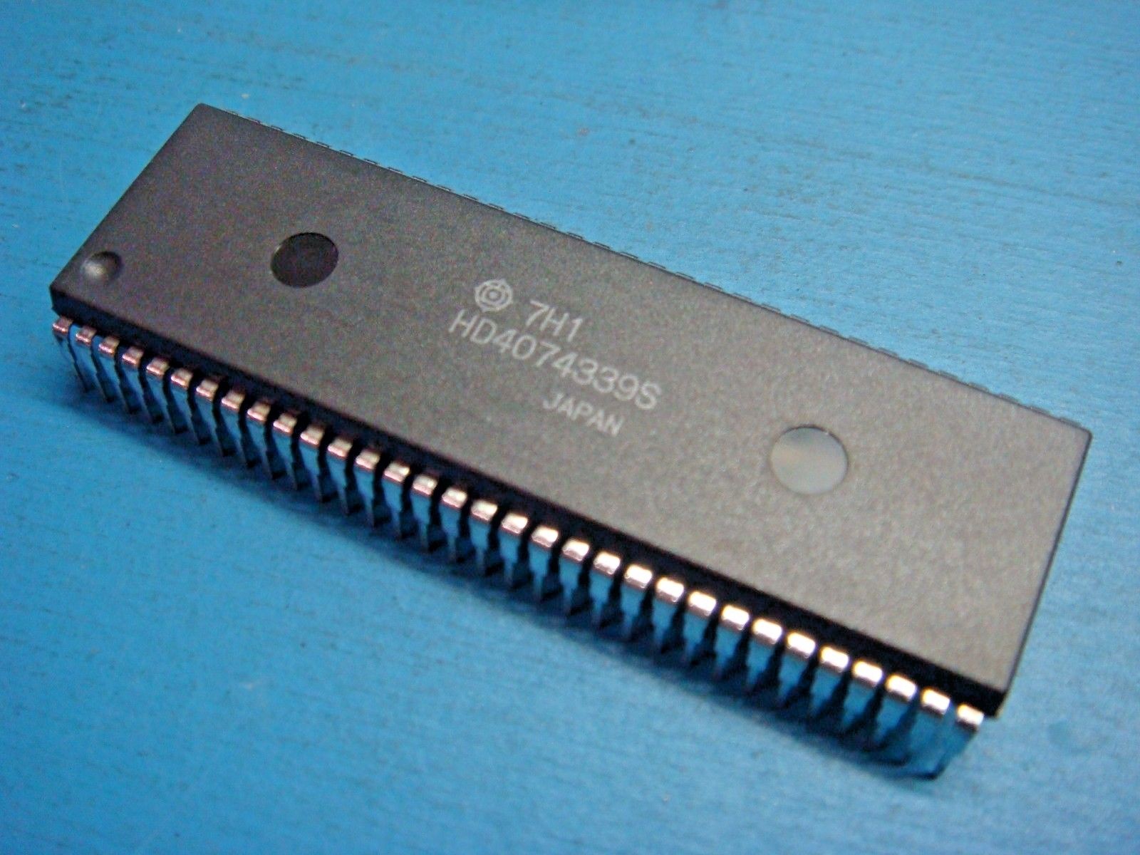 (1) HITACHI HD4074339S 8 BIT 16-kword PROM MICROCOMPUTER 27256 64 PIN DIP