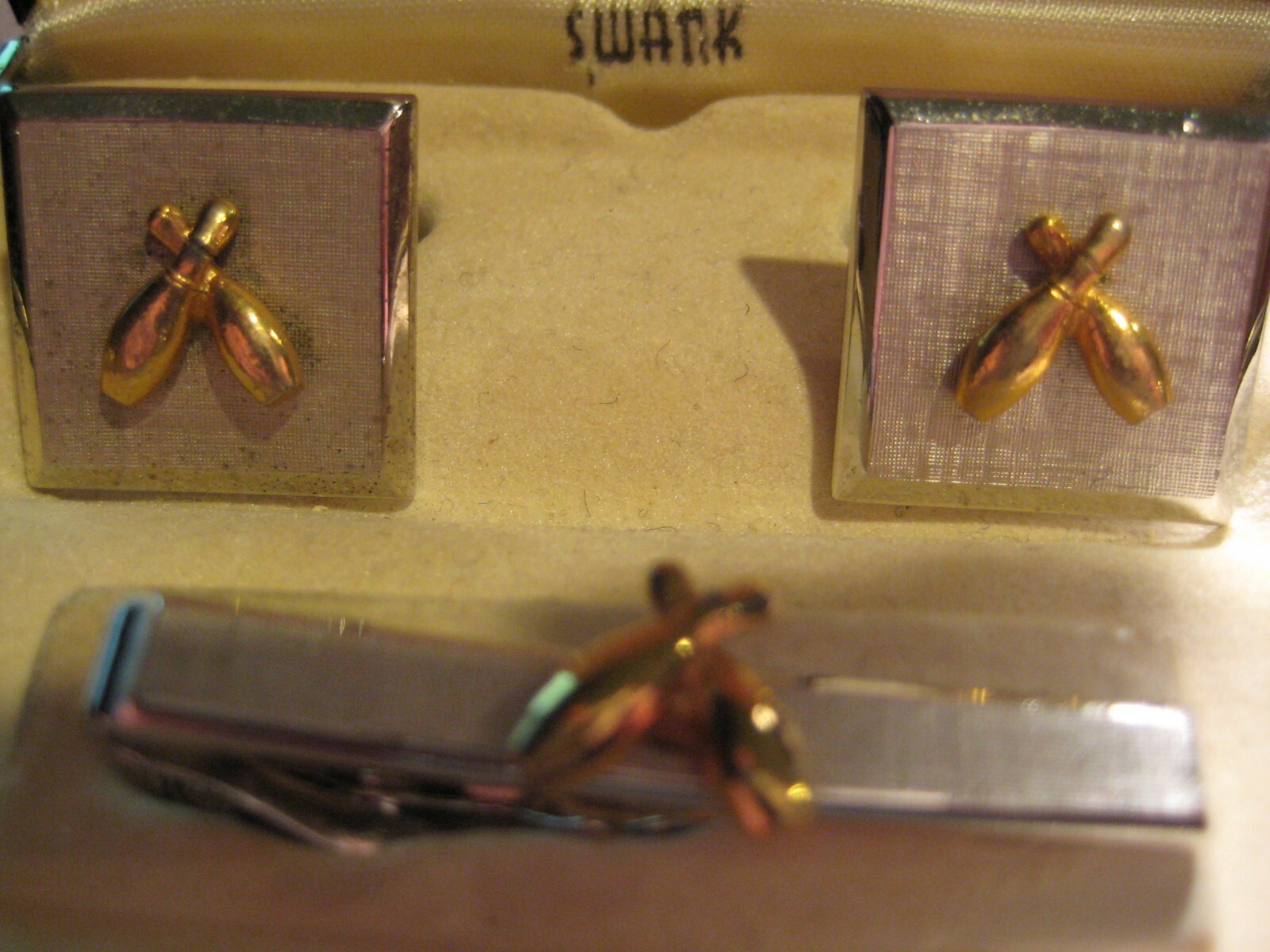 VINTAGE "SWANK" BOWLING TIE-PIN & CUFFLINKS SET NOT USED