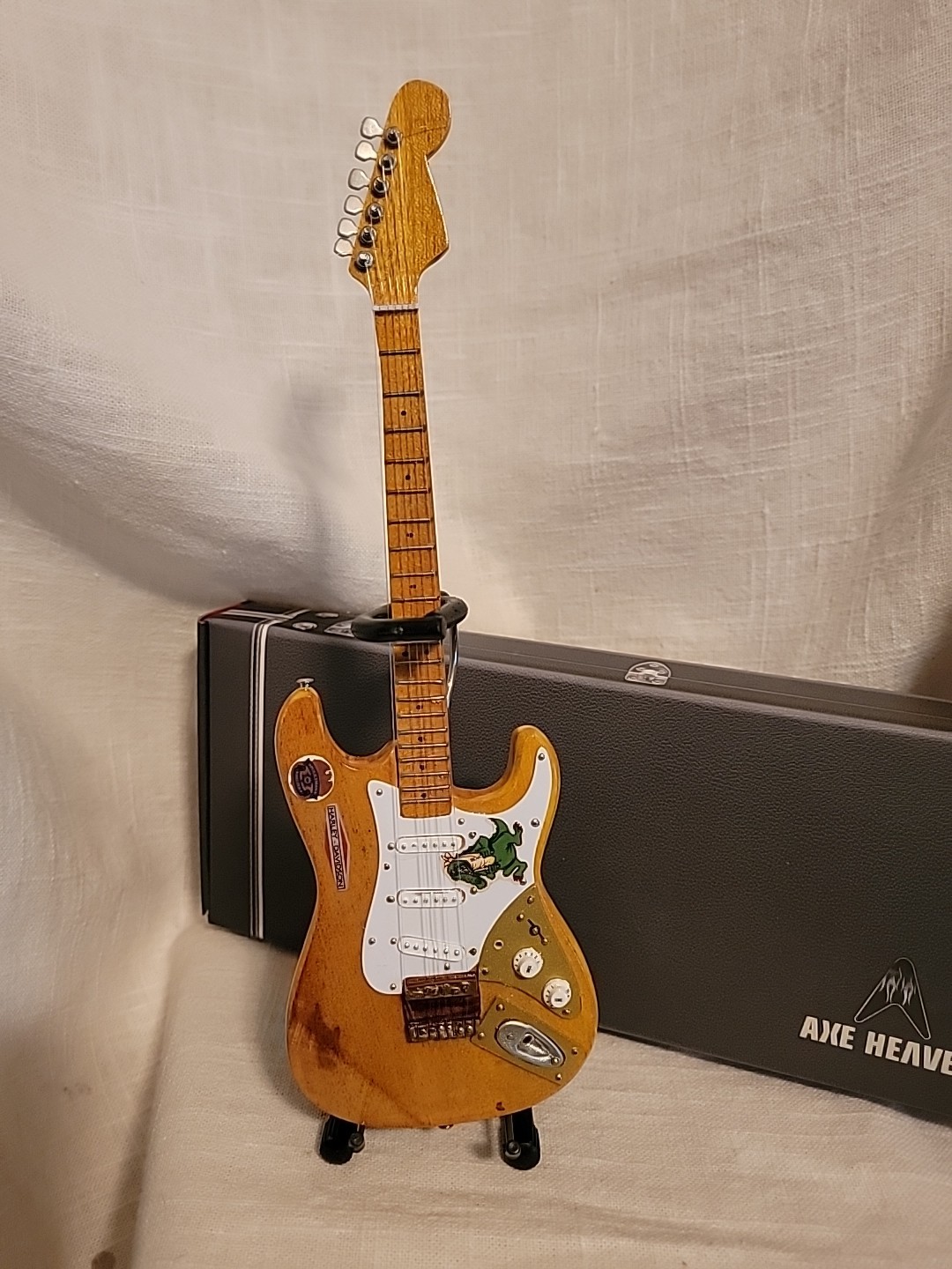 GRATEFUL DEAD JERRY GARCIA ALLIGATOR MINIATURE REPLICA GUITAR AXE HEAVEN