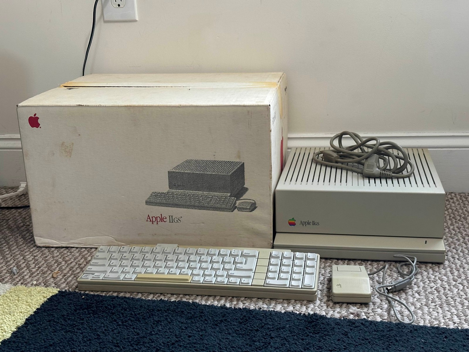 Apple IIGS (A2S6010) + KB, MOUSE, DISKS - TESTED - IN ORIGINAL BOX
