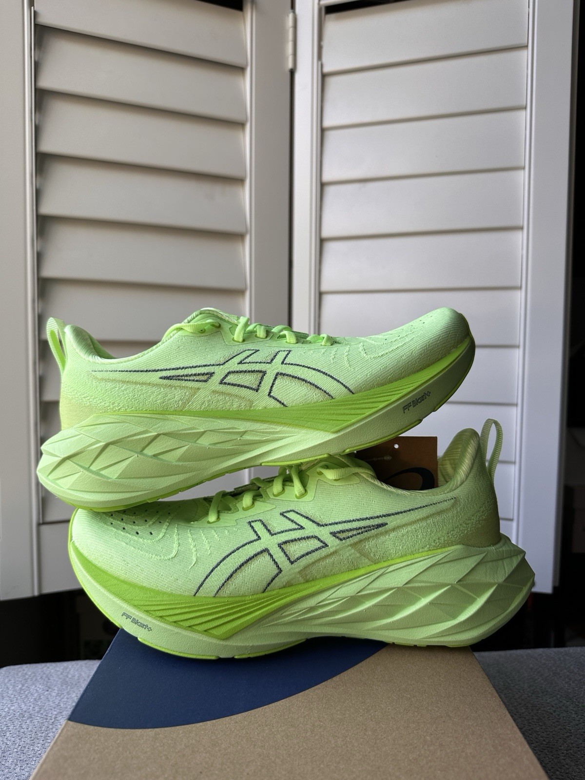 ASICS Novablast 4 Illuminate Green Men's Size 8.5