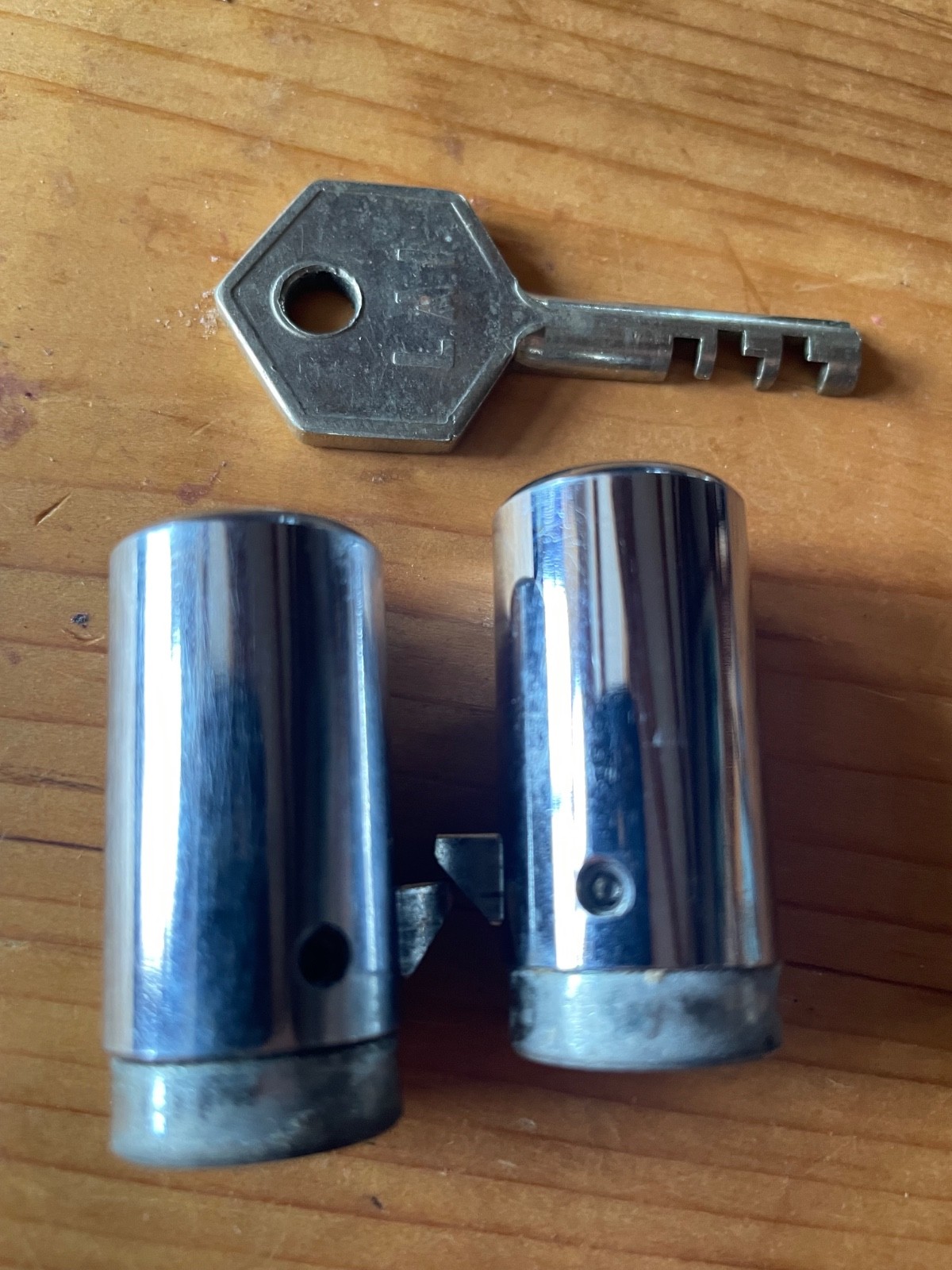 lot of  2 vending machine barrel  locks with  1 key
