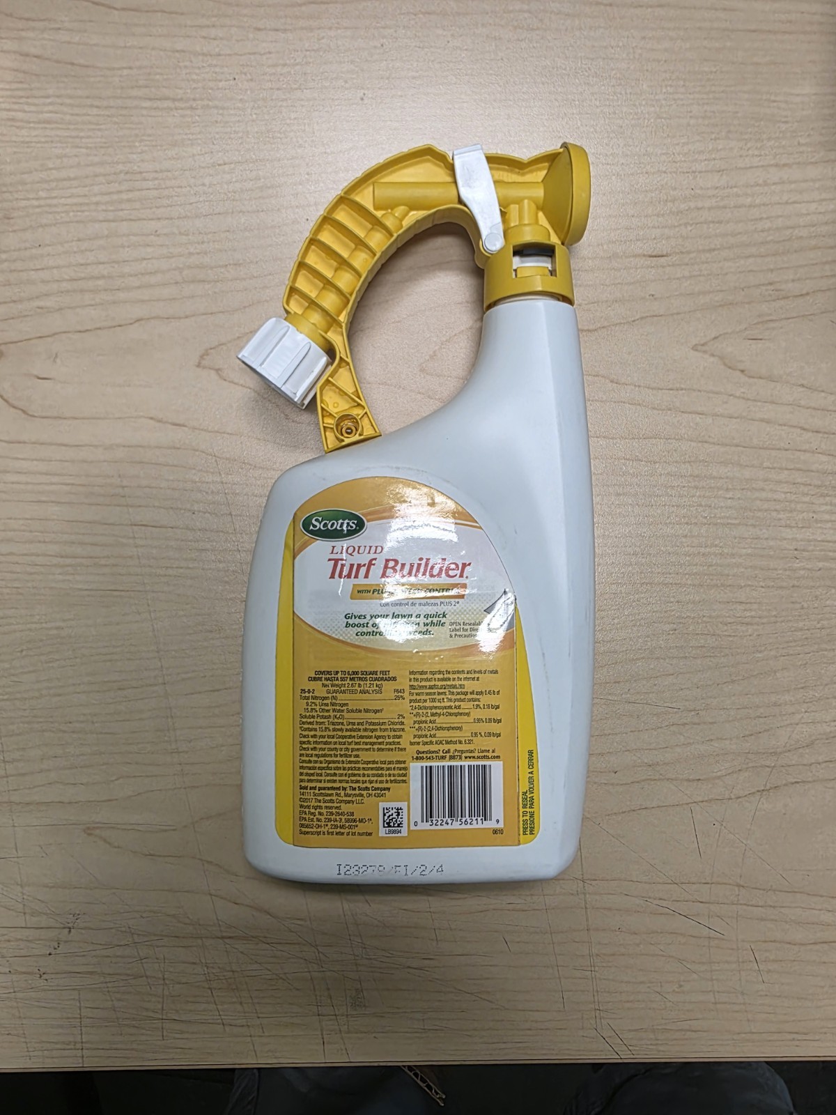 Scotts 32 oz Hose End Liquid Turf Builder with Plus 2 Weed Control Fertilizer