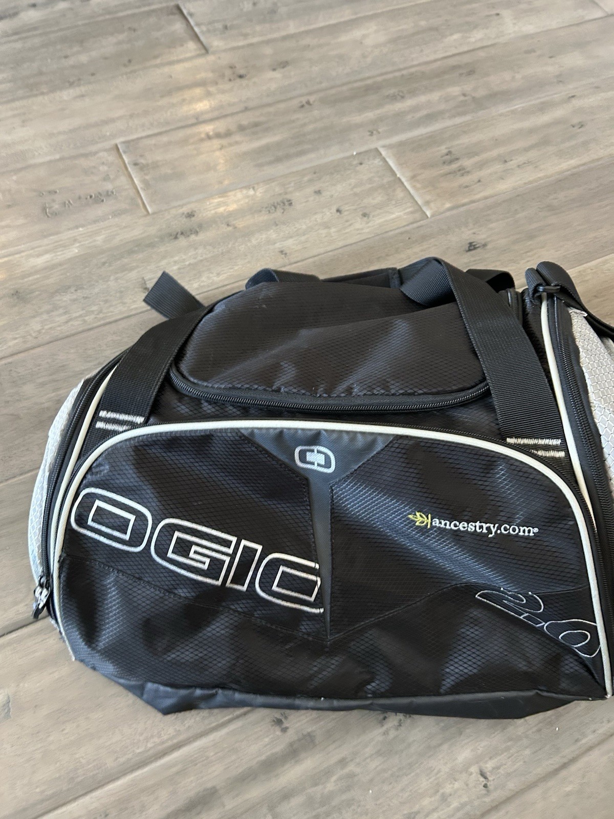 OGIO Endurance 2.0 Black Silver Pockets 41 Liter Sports Gym Duffel Bag EUC