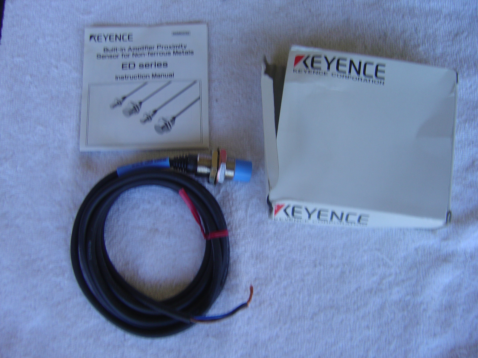 NEW KEYENCE Built in Amplifier Proximity Sensor      ED-118U