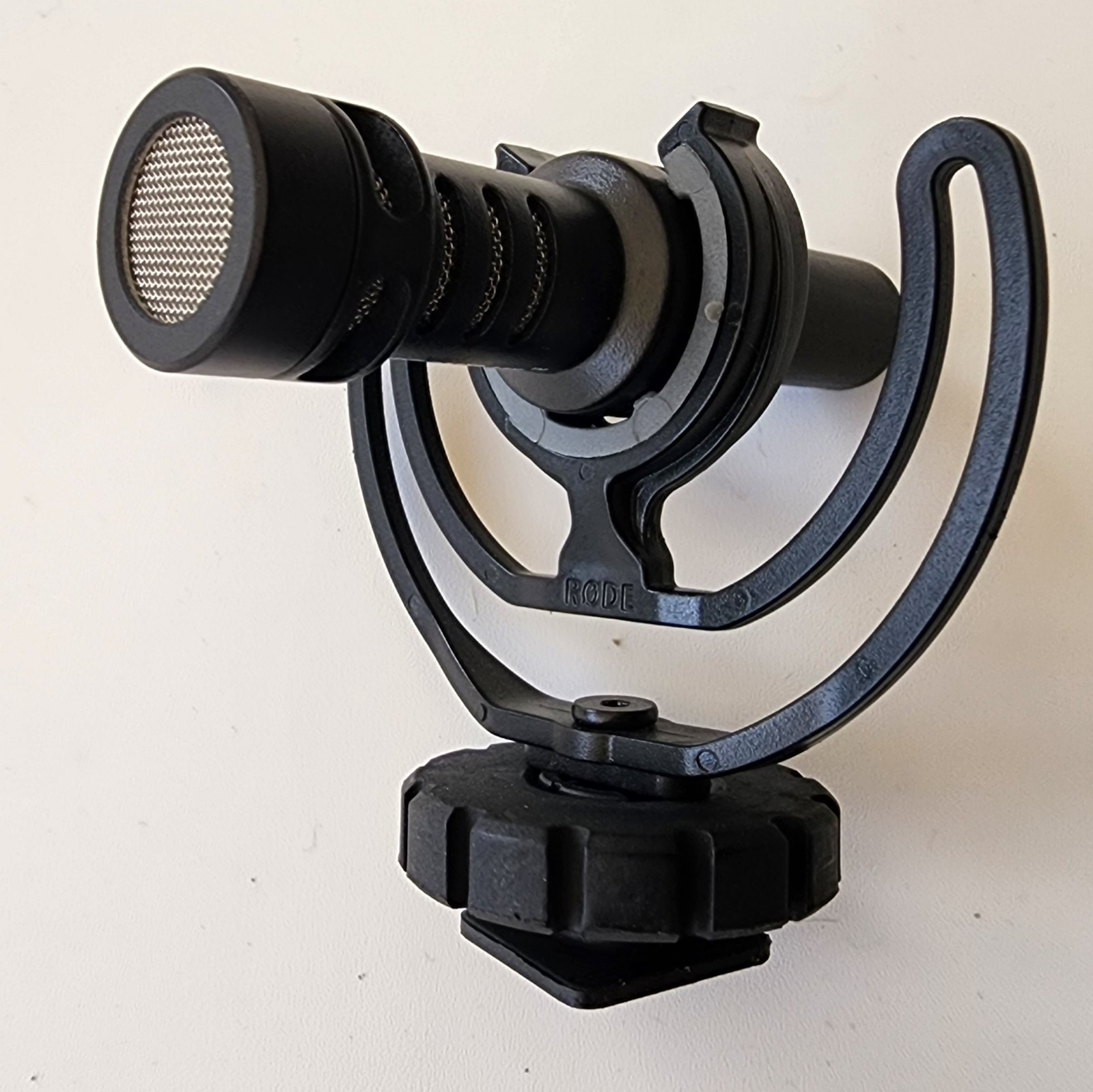 Rode VideoMicro Compact On Camera Microphone include gimble mount quick release