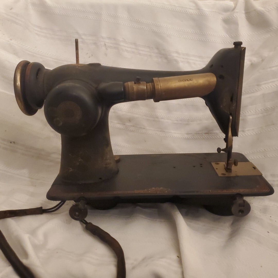 Vintage Singer Model 101 Sewing Machine - Motor works - For Refurbishment