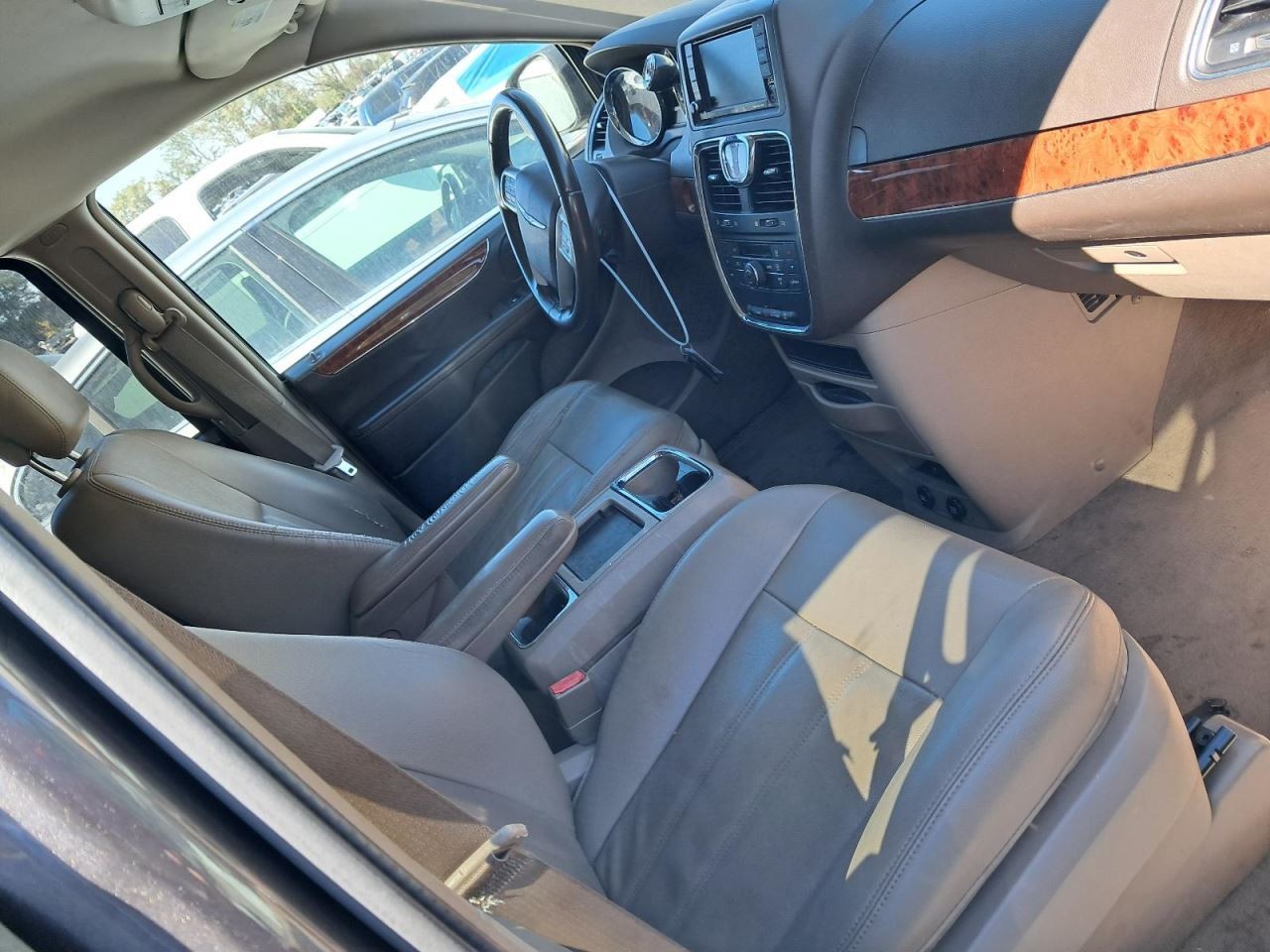 TOWN COUN 2015 Glove Box 4843836
