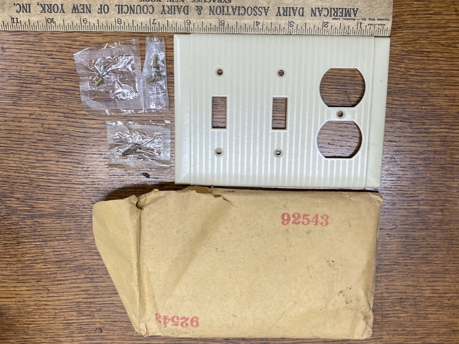 Vintage Bryant Uniline Ribbed Ivory Wall Plate Toggle Switch Duplex Outlet NOS