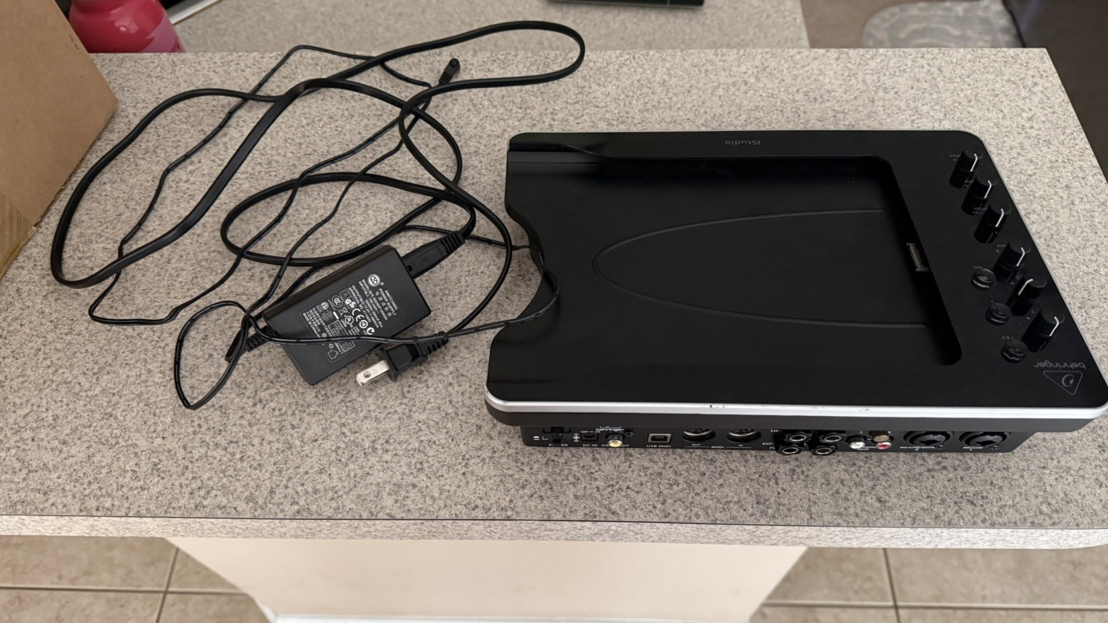 Behringer iStudio iS202 iPad Audio Interface Dock + Adapter