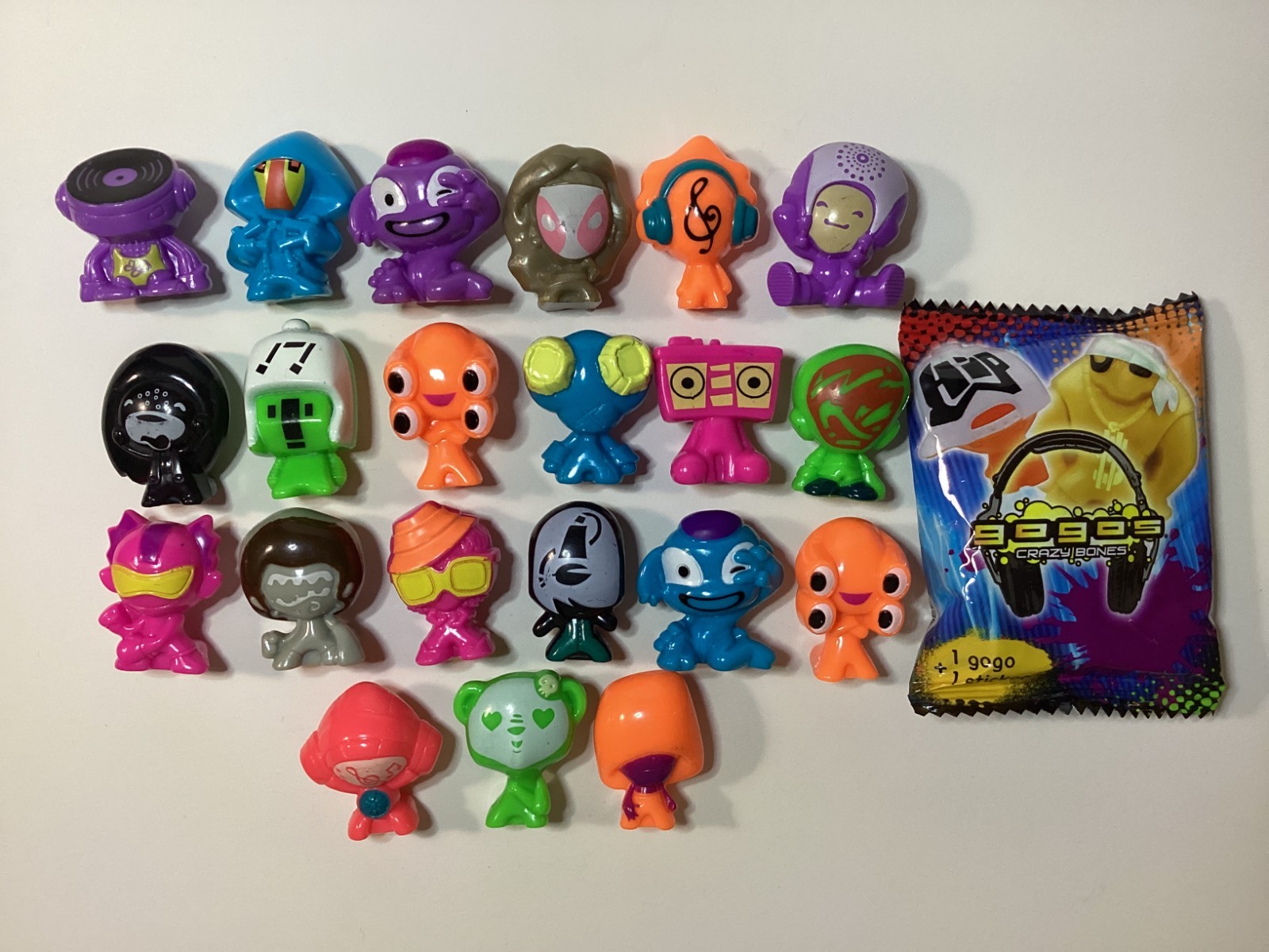 Lot of 21 Gogo's Crazy Bones Cool Mixed Colors + Sealed Pack Groovy