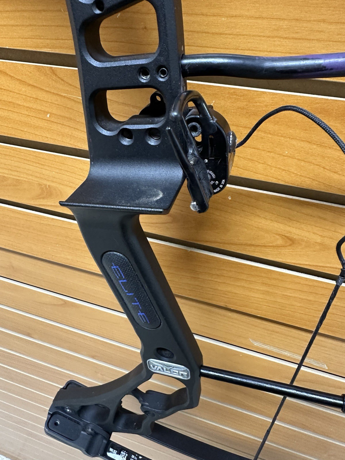 Elite Archery Compound Bow - VALOR - RH - 70# Max - 28.5” Mod Installed