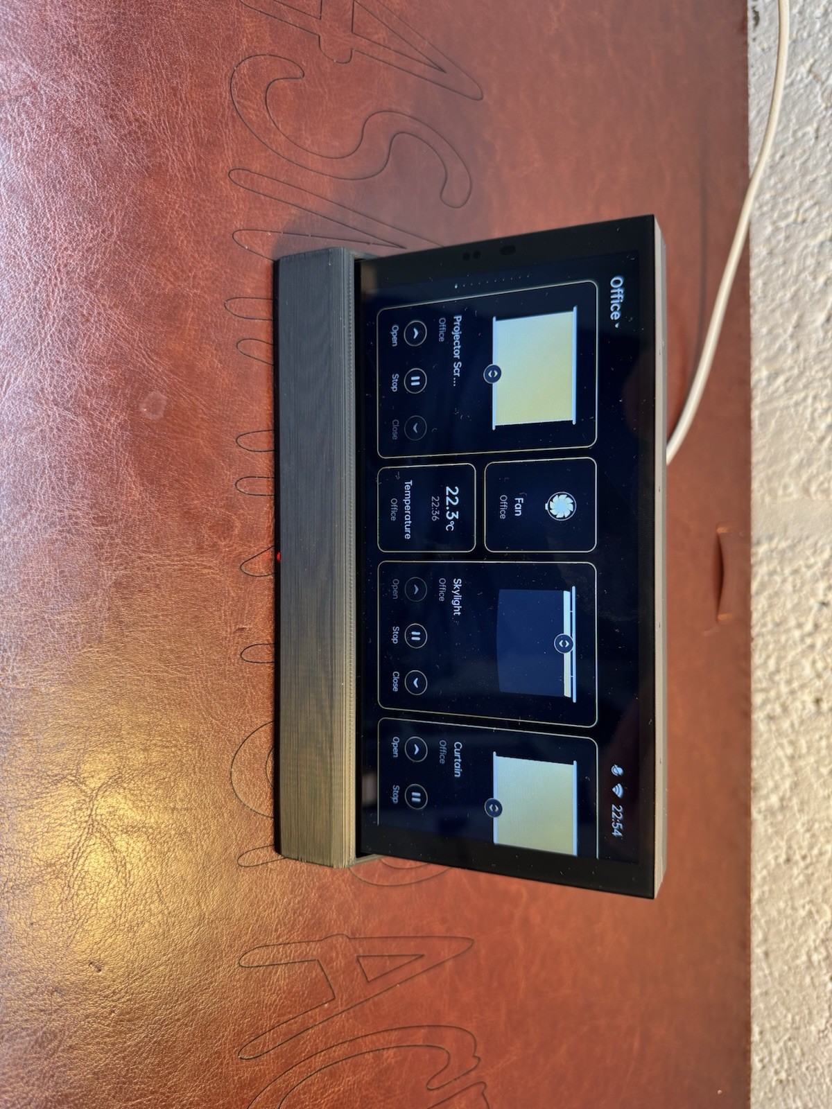 Aqara Panel Hub S1 portable case and charging dock.