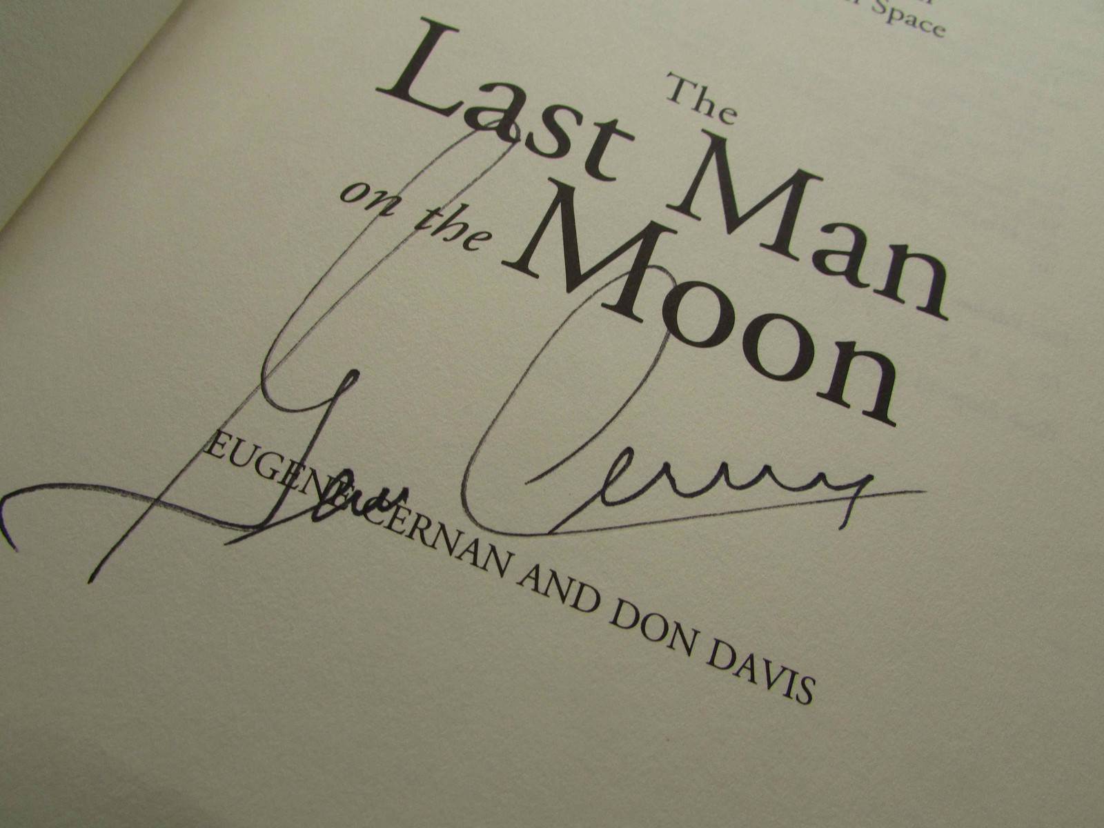 Original Autograph Eugene Cernan Astronaut in Book THE LAST MAN ON THE MO 343961