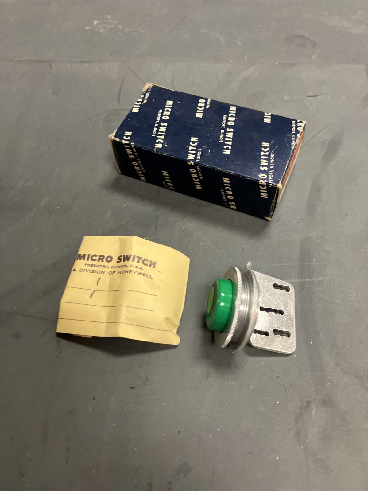 12MA7 Microswitch Honeywell Push Button Switch NOS Green Button Microswitch