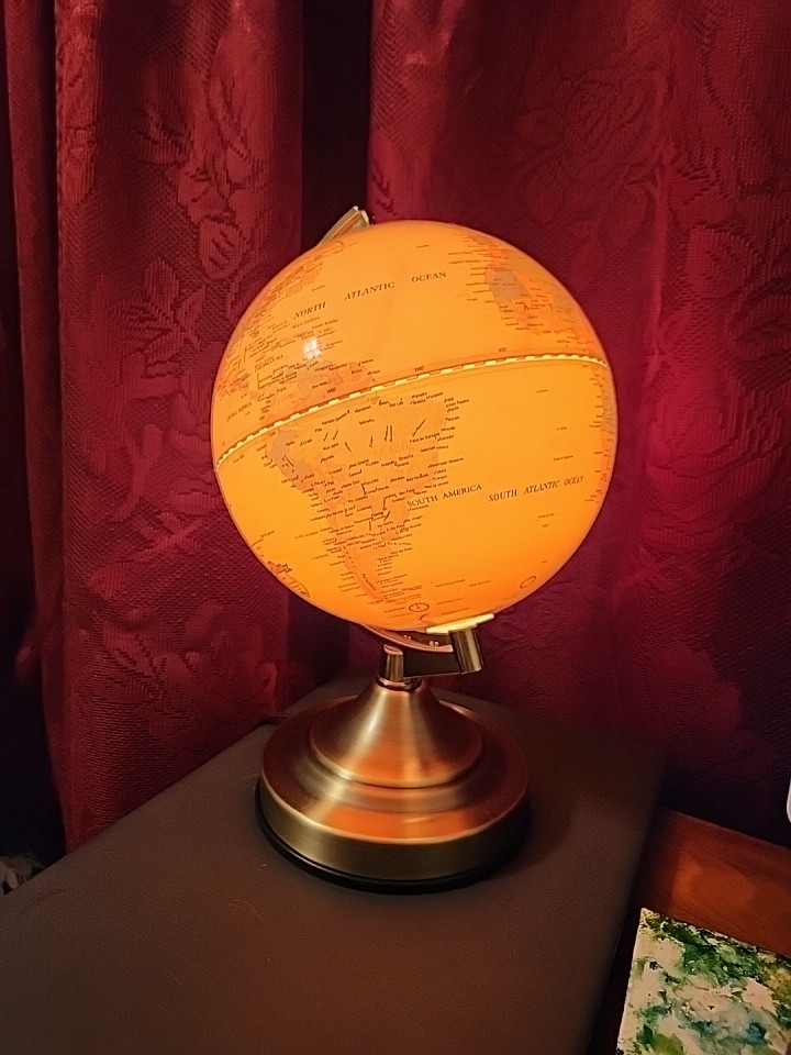 8" Fucashun Lighted Globe Lamp