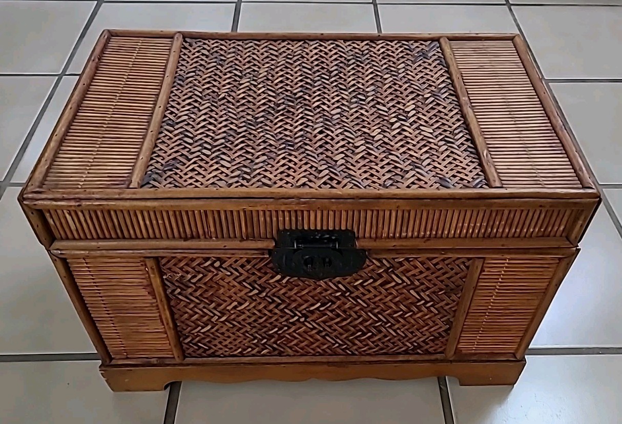 Wonderful Classic Wood/Rattan CHEST W/Latch, Clean, Elegant (e7)