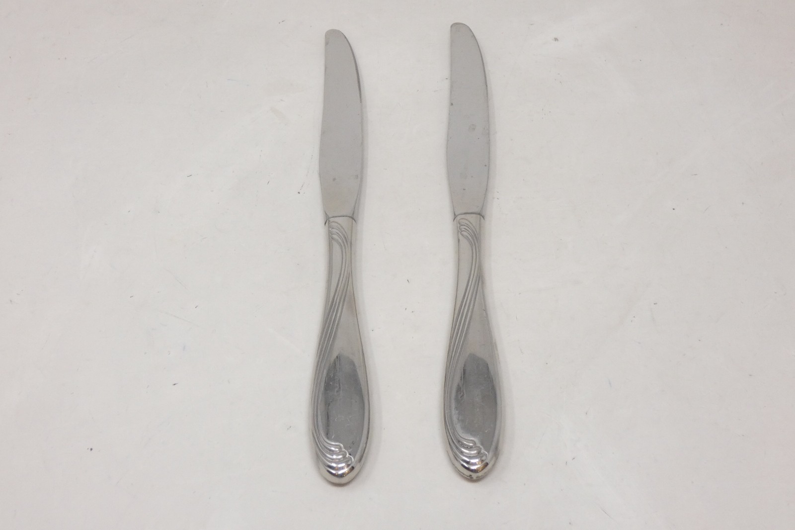 Oneida USA Camber Cresta Windswept Scroll Stainless Flatware 2 Table Knives