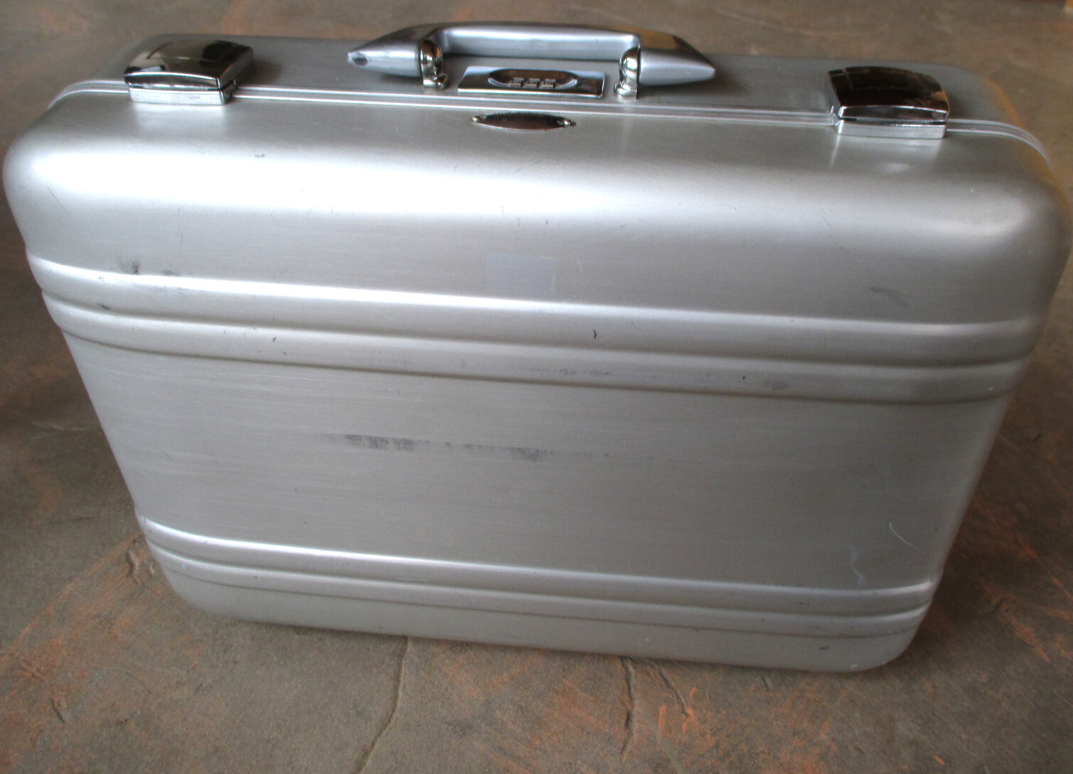 Zero Centurion Elite Locking Aluminum Briefcase / Protective Storage Case & Foam