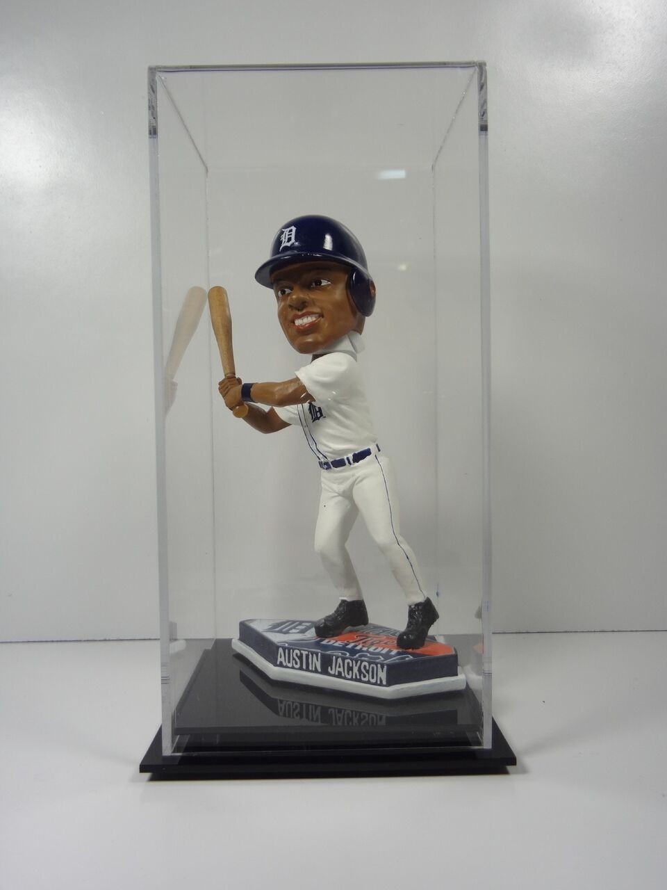 Bobble bobbin head acrylic display case 85% UV filtering black base collectible