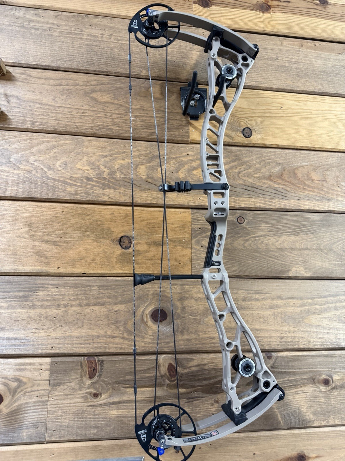 Bowtech PROVEN 34 70lb Sandstone RH GAS SystmX Strings