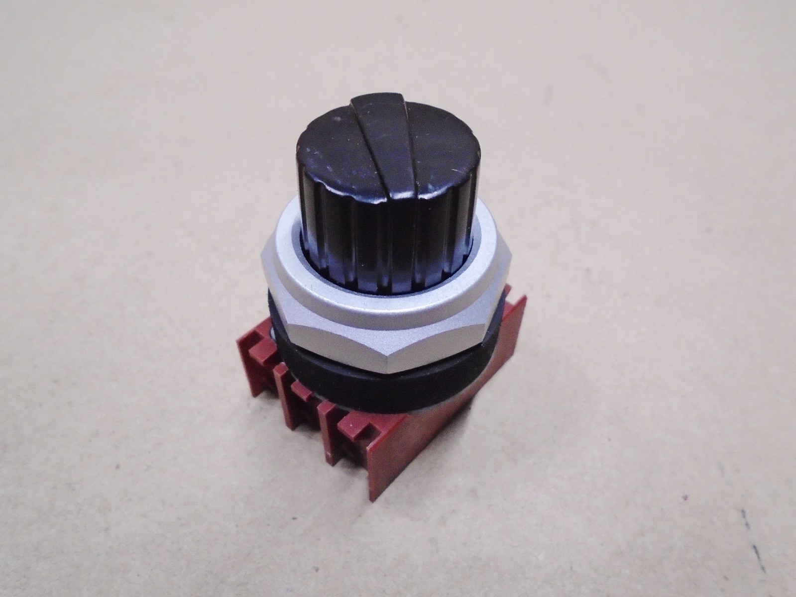 NEW Siemens-Allis P30S2MRB 2-Position Selector Switch Maintained Round Black