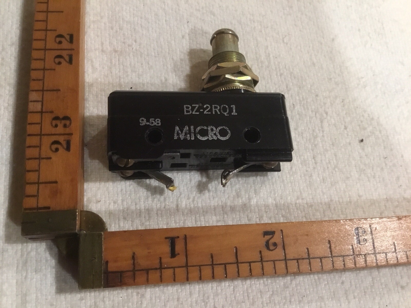 VINTAGE MICRO SWITCH  FREEPORT  ILL  BZ  2  R Q 1-A 2   Date 9-58