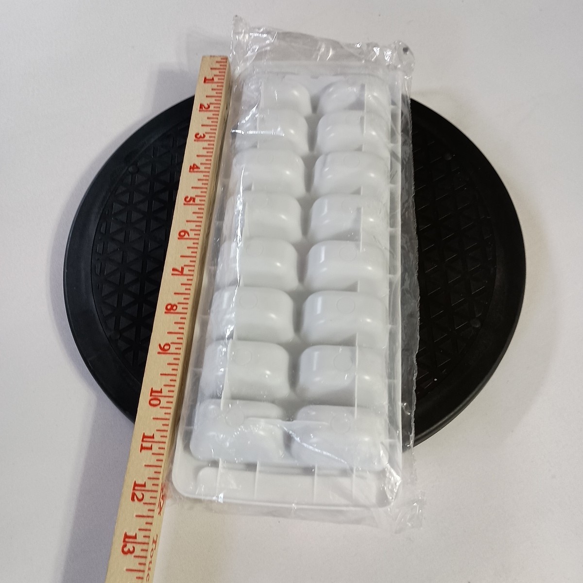 Ice Cube Tray Easy Release White Rubbermaid Model 2189190 New in Package