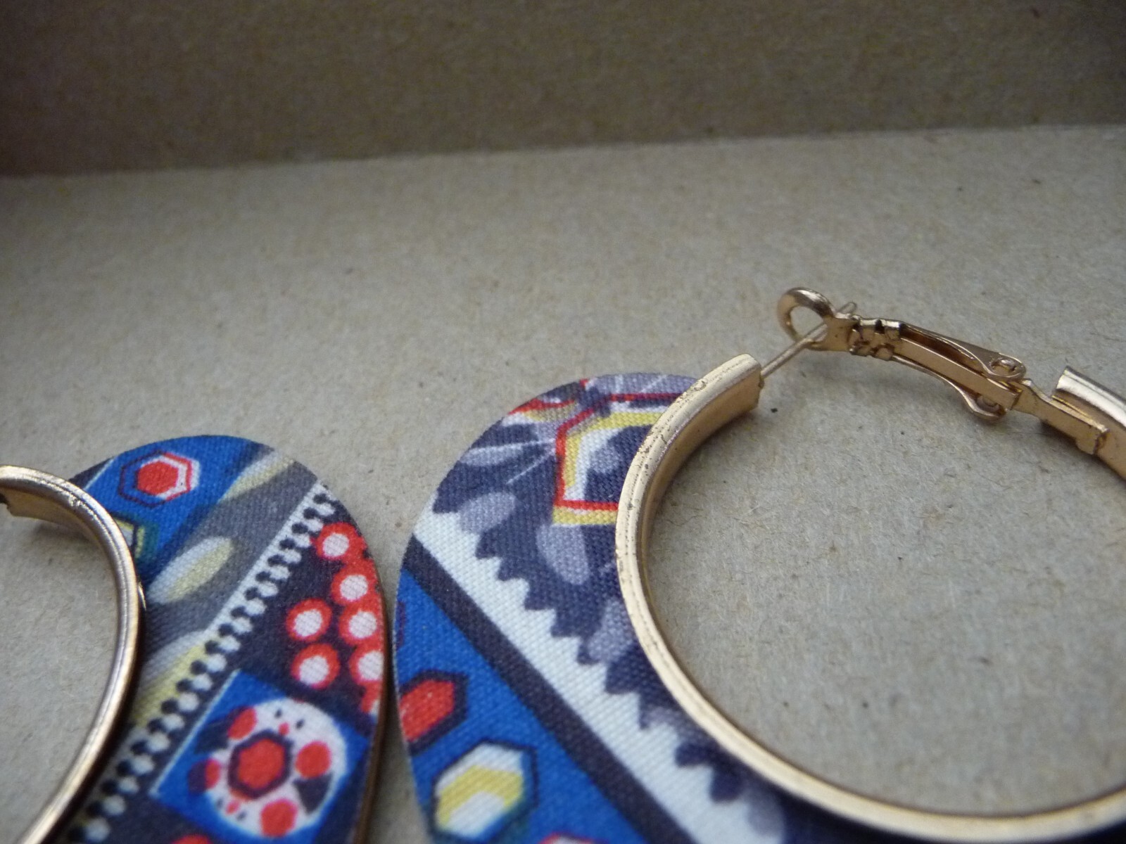 MCM MULTI COLOR ABSTRACT DESIGN PIERCE EARRINGS #7/15-C
