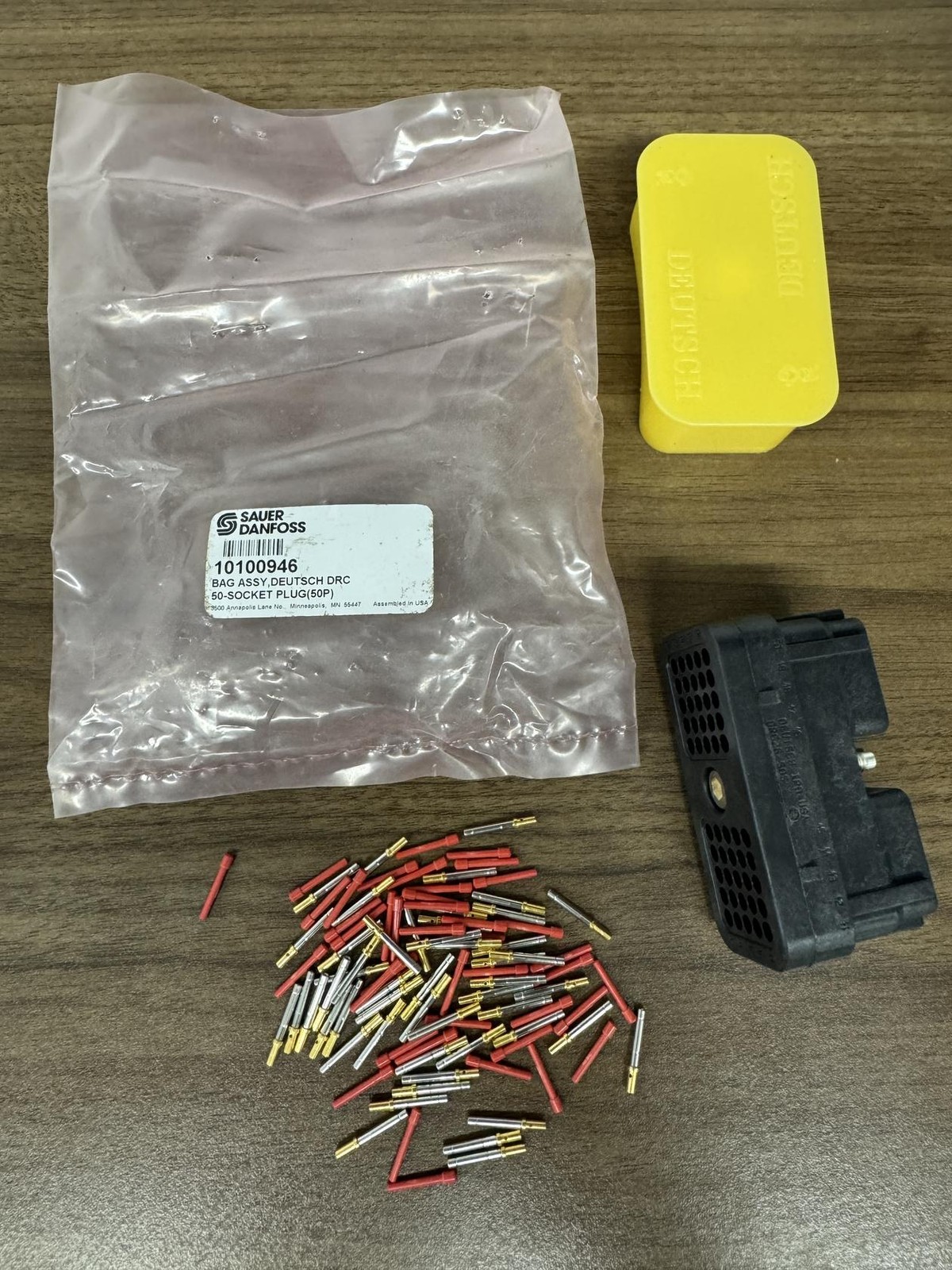 New In Box DEUTSCH DRC26-50S01 Connector with Pins/Sleeves (Danfoss 10100946)