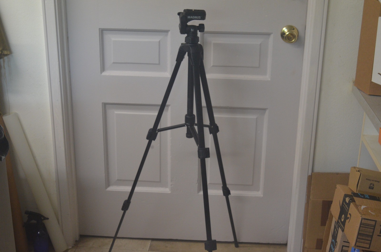 Magnus PV-3310 Tripod     (4-A)
