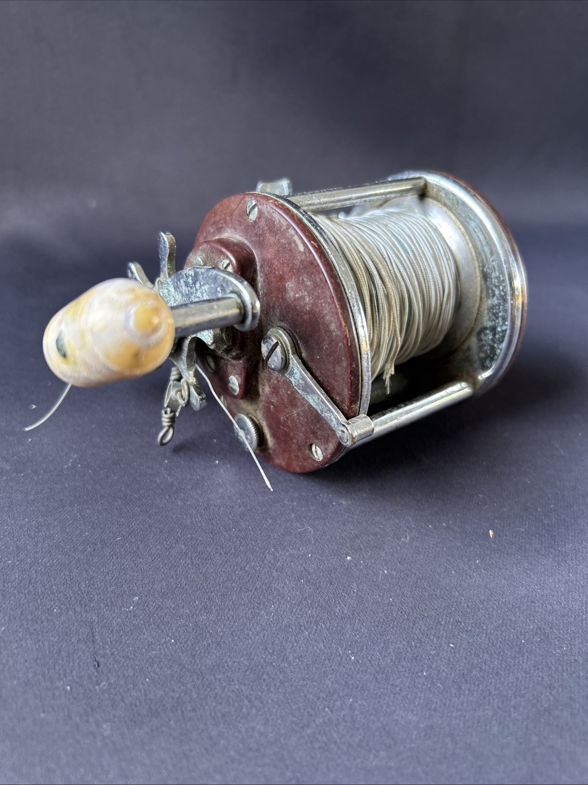 Vtg Penn Peer 209 Level Wind Fishing Reel White Handle