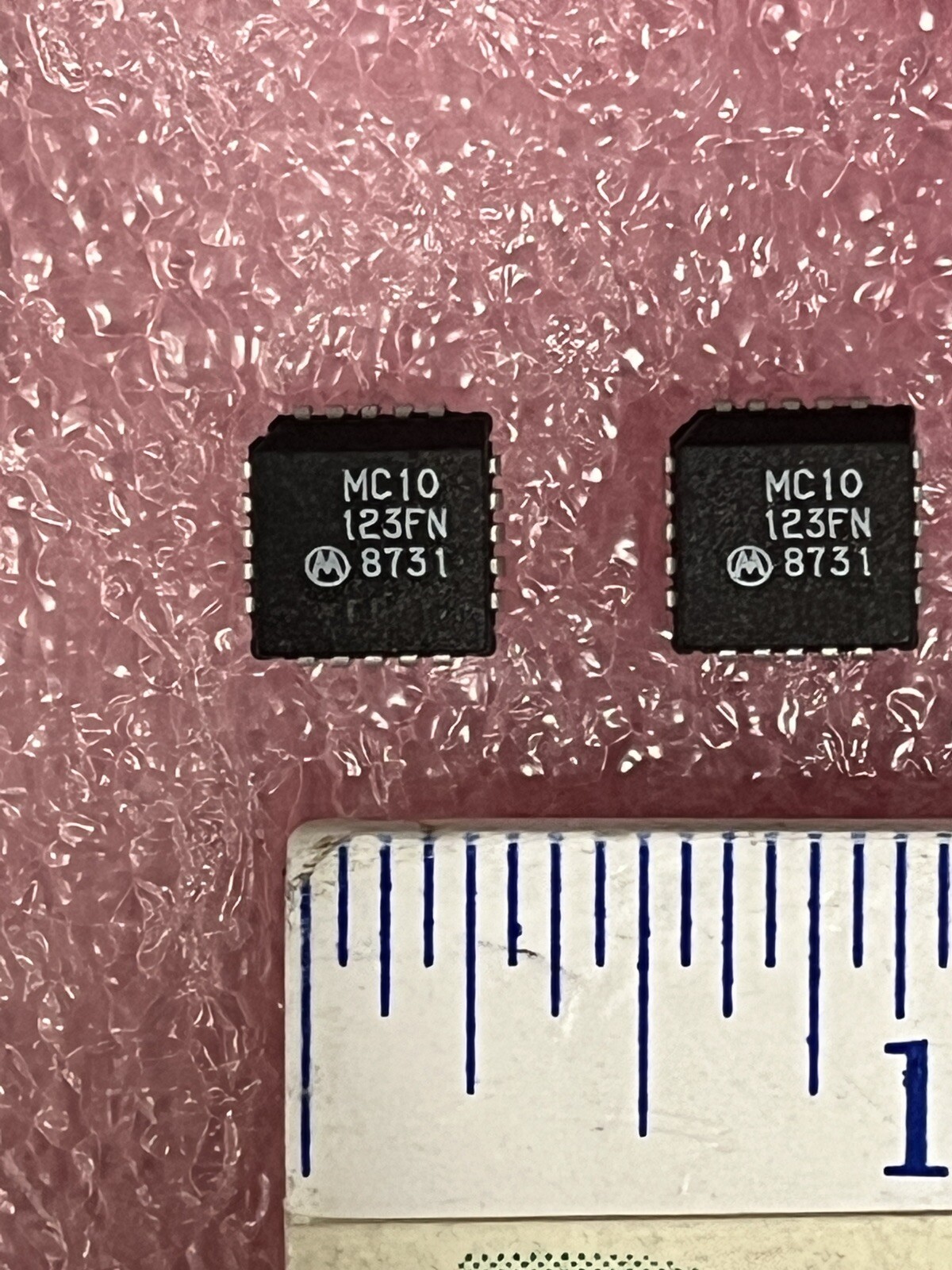 MC10123FN IC 1 BIT DRIVER 10K SERIES ECL PLCC20 MOTOROLA (LOT OF 2)