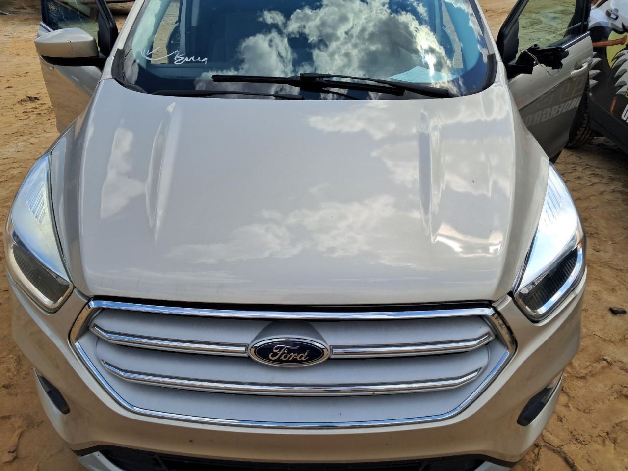 ESCAPE 2018 Glove Box 4753871
