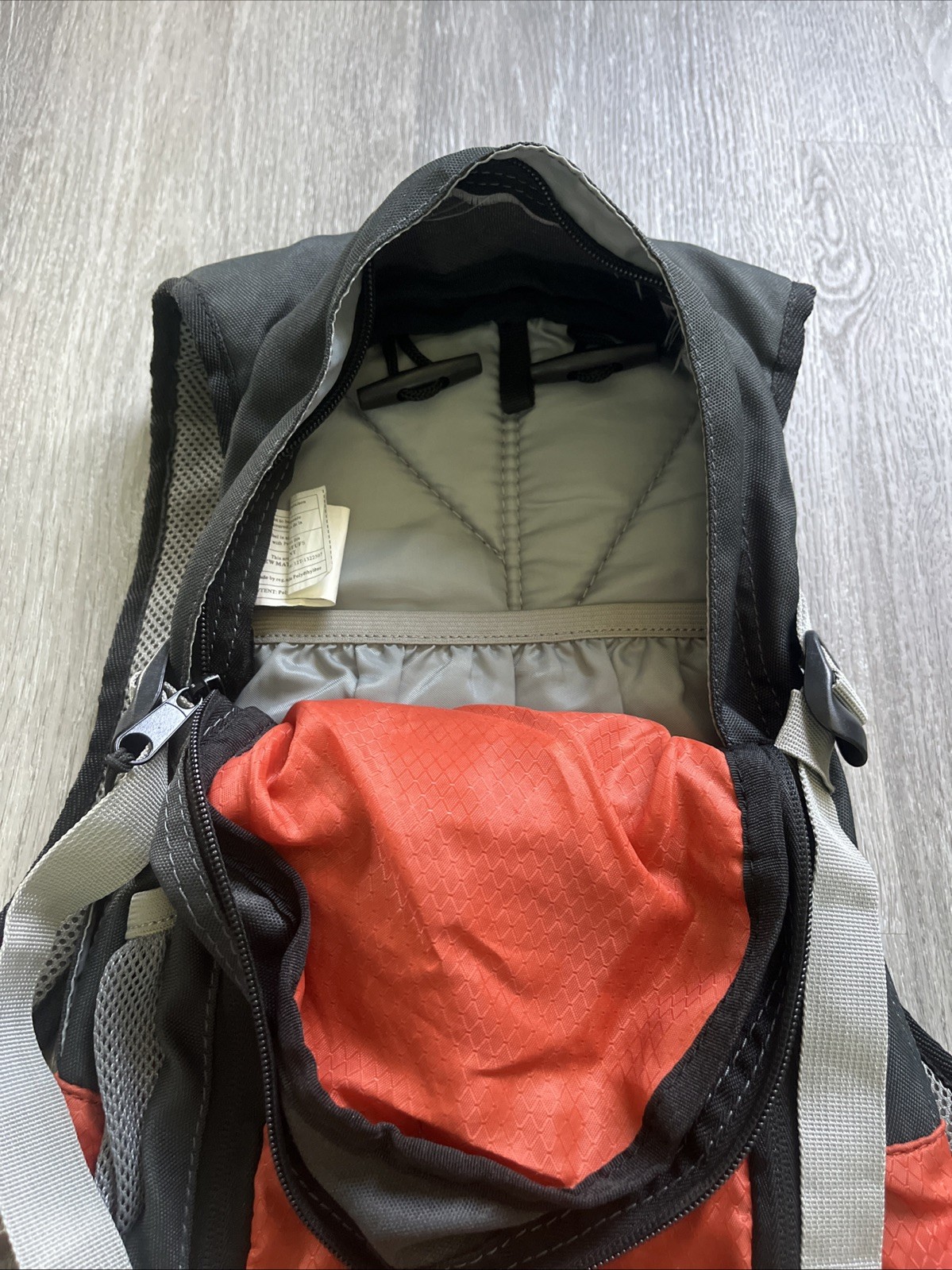 Bass Pro Shops XPS 2 L 68 Oz Rip-Stop Hydration Backpack + Bladder ORANGE BLACK