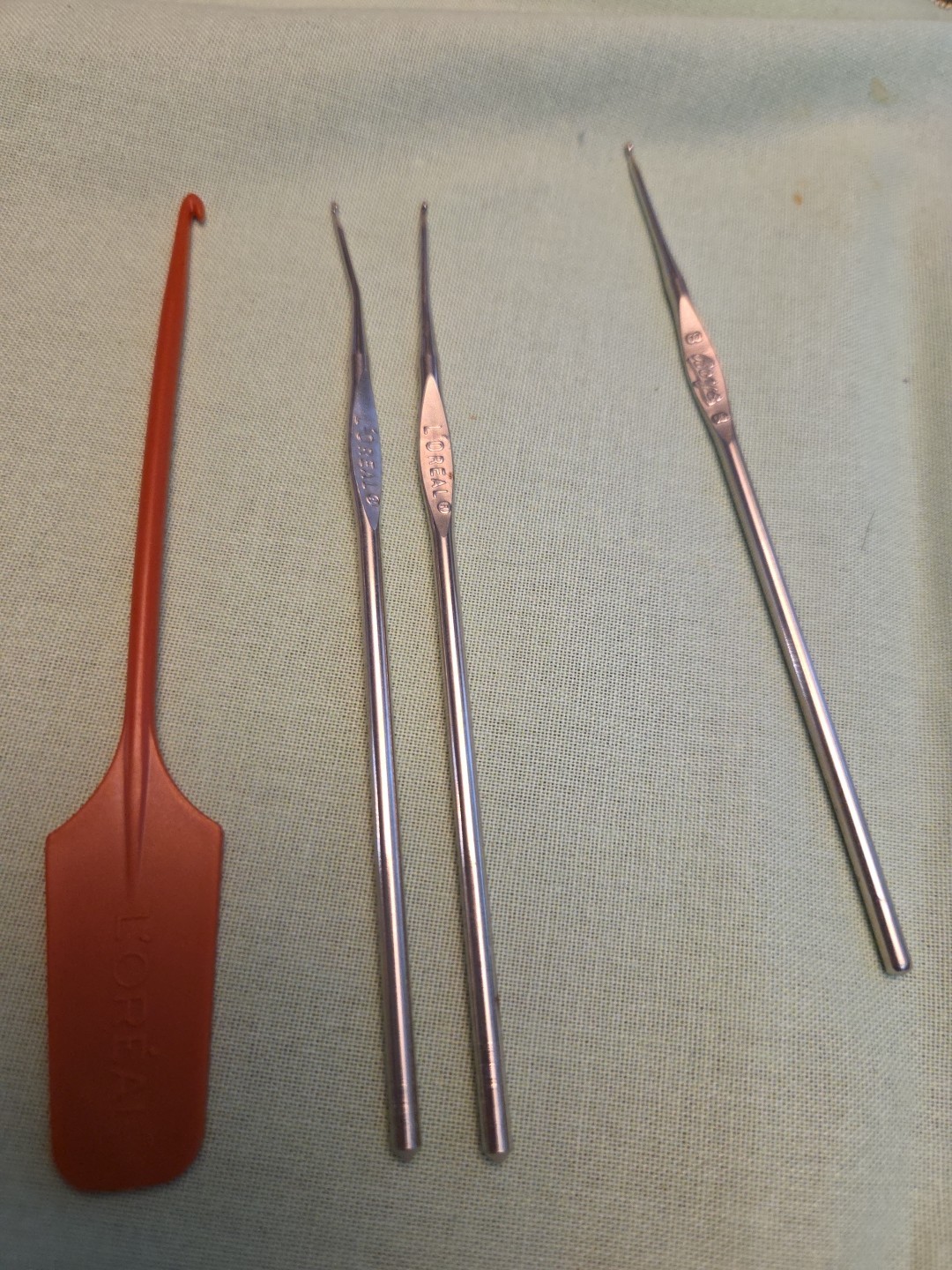 Lot Of 4 Small Crochet Hooks 3 L'oreal Hooks 1 Boye Size 8