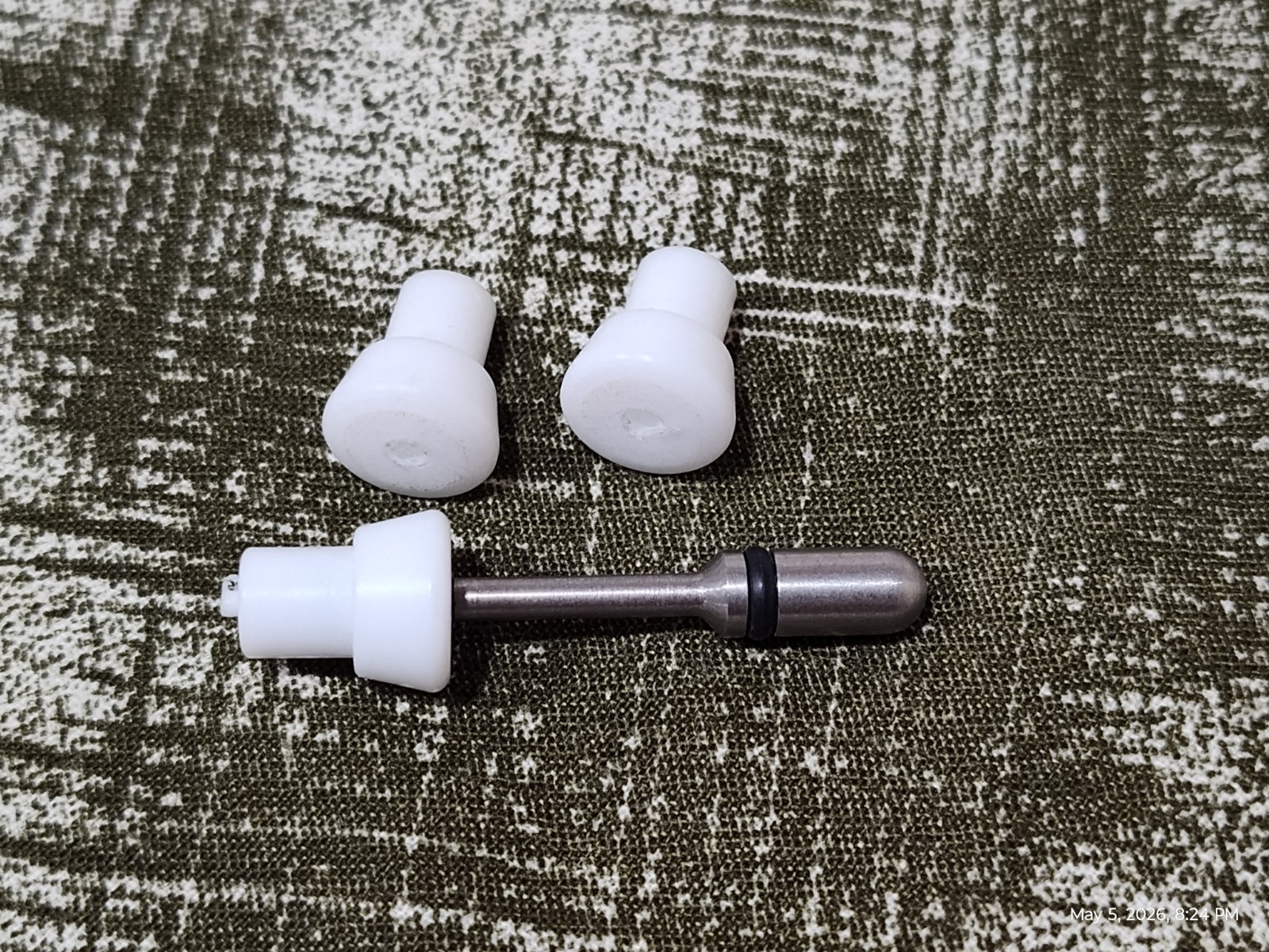 Bob Long 2k5 Intimidator Cup Seals White with stem 3 seals & stem