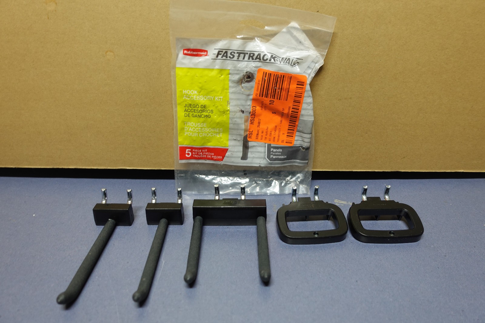 New Rubbermaid FastTrack Garage Accessory Hook 5 Piece Kit Nip
