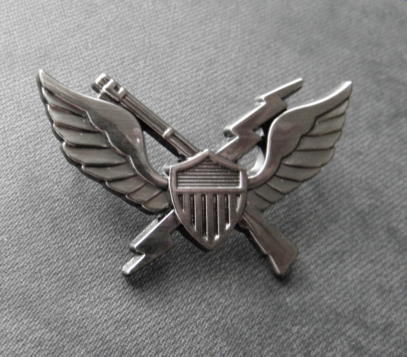 11TH AIRBORNE AIR ASSAULT LIGHTING BOLT US ARMY LARGE LAPEL PIN BADGE 1.7 INCHES