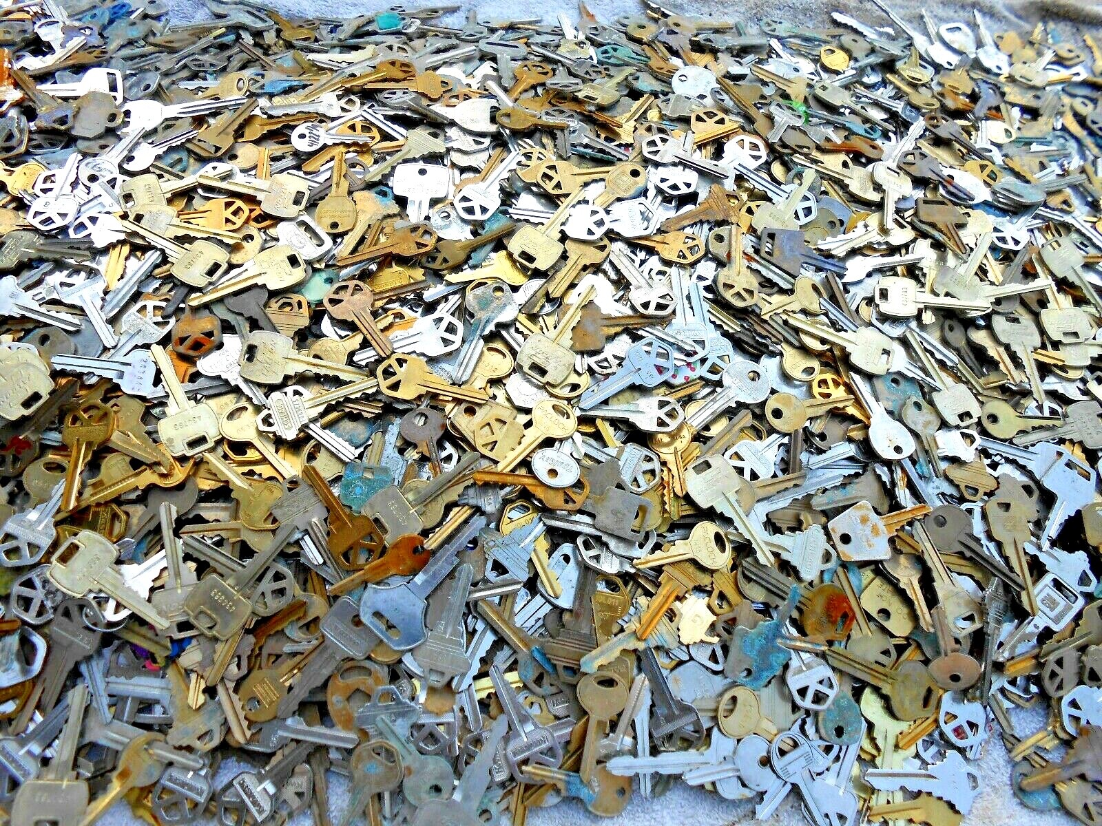 Lot of  Misc Keys   2.5 + pounds HOUSE,CARS,PADLOCK,etc.   ART, CRAFT...