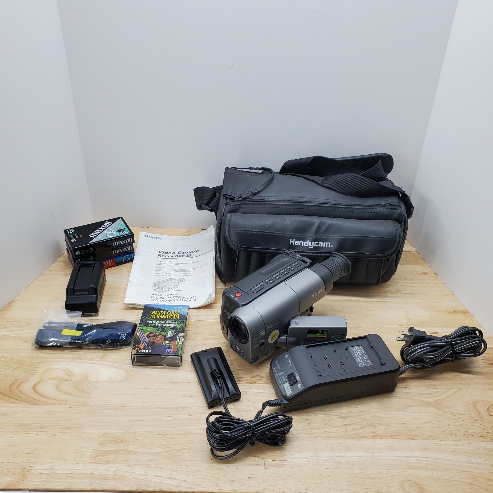 Sony Handycam Kit CCD-TRV21 Video 8 24X Steady Shot Camcorder, Charger Tested
