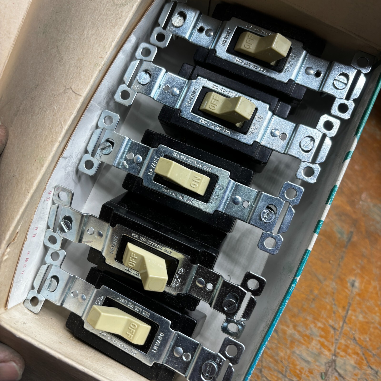 BRYANT CS120-BI SINGLE POLE IVORY TOGGLE AC SWITCH 20A CS120BI BOX OF 10 ⭐