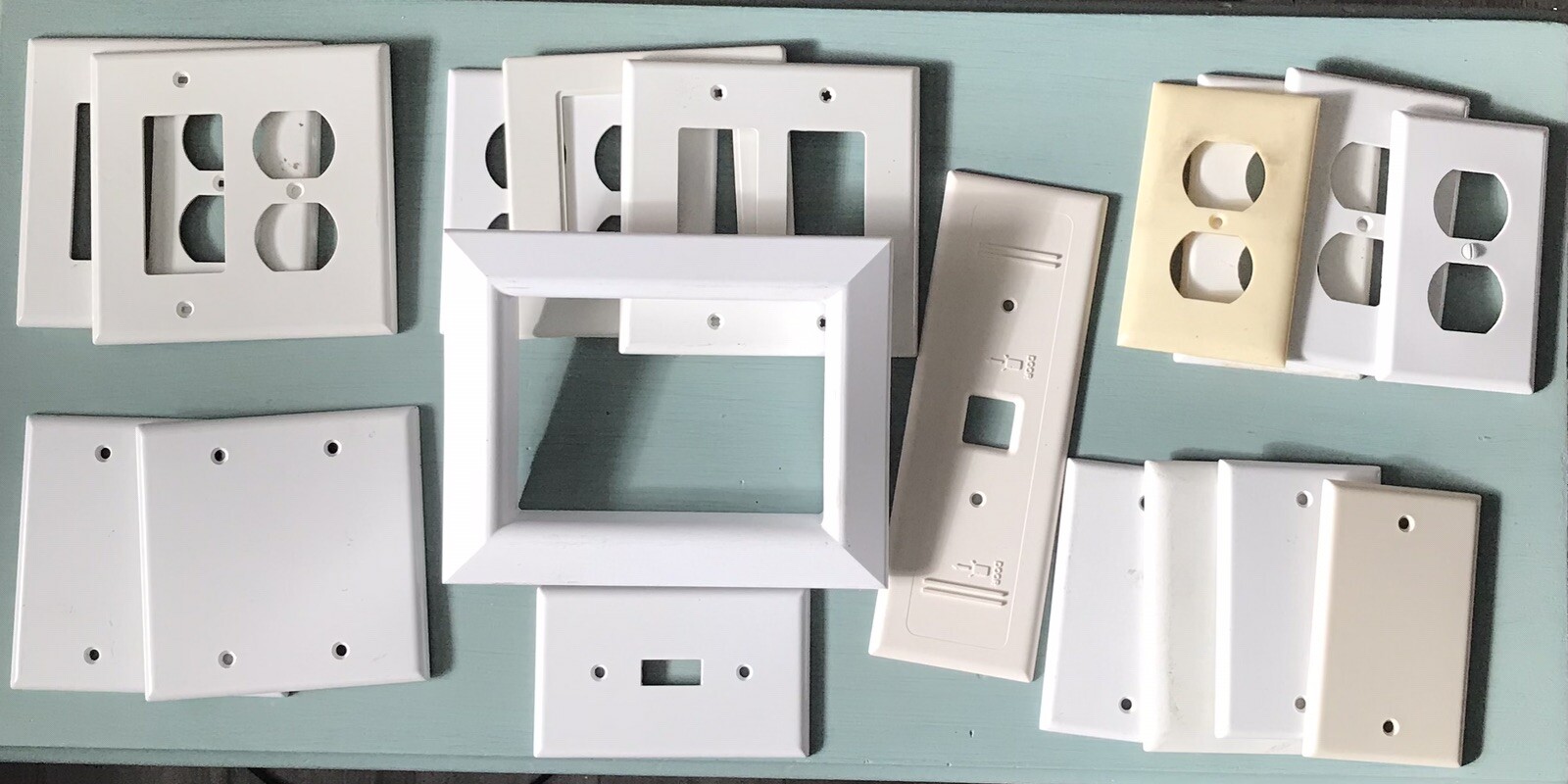 VARIETY OF BLANK AND WALL PLATES USED (LOT OF 18)
